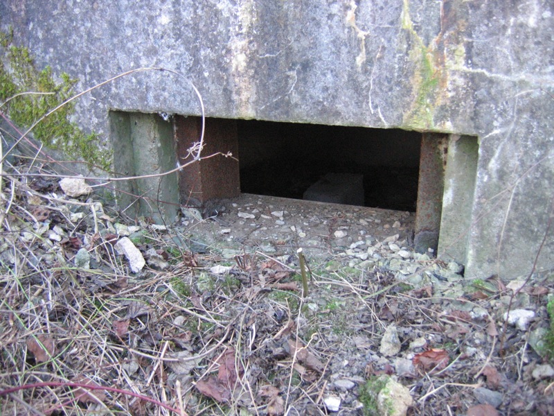 Ligne Maginot - EICHELFELD 1 - (Blockhaus pour arme infanterie) - Le créneau du nouveau inférieur qui flanquait le fossé de la voie ferrée