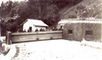 Ligne Maginot - VERSOYEN (BARRAGE RAPIDE) - (Blockhaus pour canon) - Le barrage rapide avec la barrière en position fermée sur laquelle s'accoude l'équipage français. 
Ce cliché est souvent pris pour le barrage du Montgenévre.