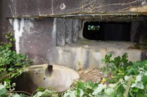 Ligne Maginot - Blockhaus STG 105 - Breitenhag - Créneau de tir AC sud avec sa fosse à douilles.