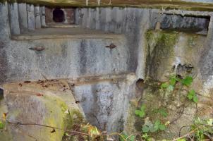 Ligne Maginot - Blockhaus STG 105 - Breitenhag - Créneau de tir Mitrailleuse sud (à gauche) et créneau FM à droite avec leur fosse respectve.