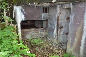 Ligne Maginot - Blockhaus STG 105 - Breitenhag - Entrée du matériel à gauche fermée avec des rail de chemin de fer. Celle des hommes à droite. Au ras de la visière l'aération de l'abri est bien visible.