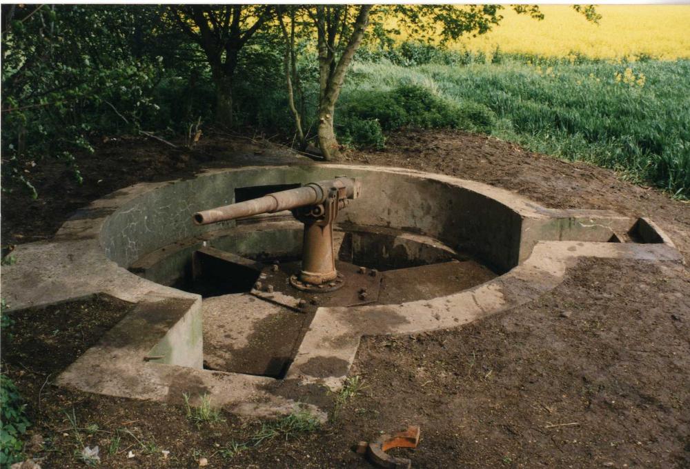 Ligne Maginot - Cuve pour canon Bc3 - Brecklange - Cuve bétonnée pour canon de 65 modèle 1902 utilisé en arme antichar
La plateforme métallique spécifique à cet usage est visible sur cette photo ainsi que les deux volées de marches y donnant accès