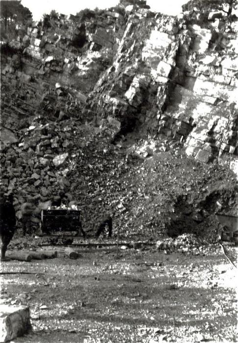 Ligne Maginot - ROQUEBRUNE - CORNILLAT - (Ouvrage d'artillerie) - Construction de l'ouvrage
La carrière locale produisant les graviers utilisés. Le sable était peut être lui aussi issu de cette carrière