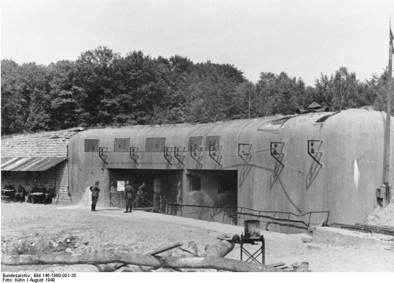Ligne Maginot - SCHOENENBOURG - (Ouvrage d'artillerie) - Entrée des hommes en aout 1940
Bundesarchiv, Bild 146-1980-001-35