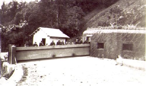 Ligne Maginot - VERSOYEN (BARRAGE RAPIDE) - (Blockhaus pour canon) - Le barrage rapide avec la barrière en position fermée sur laquelle s'accoude l'équipage français. 
Ce cliché est souvent pris pour le barrage du Montgenévre.