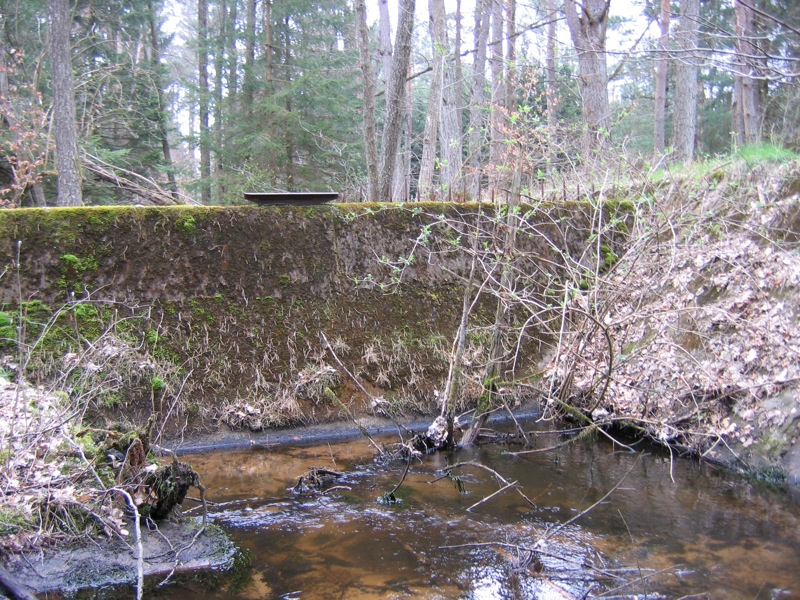 Ligne Maginot - WOLFSREDGEN ( FOSSE ANTICHARS ) - Remarquez les pointes et la platine de la vanne qui régulait le débit. Les fossés antichars n'étaient inondés que lorsque les biefs étaient pleins.