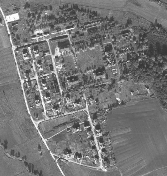 Ligne Maginot - ELZANGE - (Camp de sureté) - Vue aérienne du camp
Prise de vue datant de 1966.
On aperçoit sur la photo que les batiments tombent en ruines. Les toitures se sont effondrées.