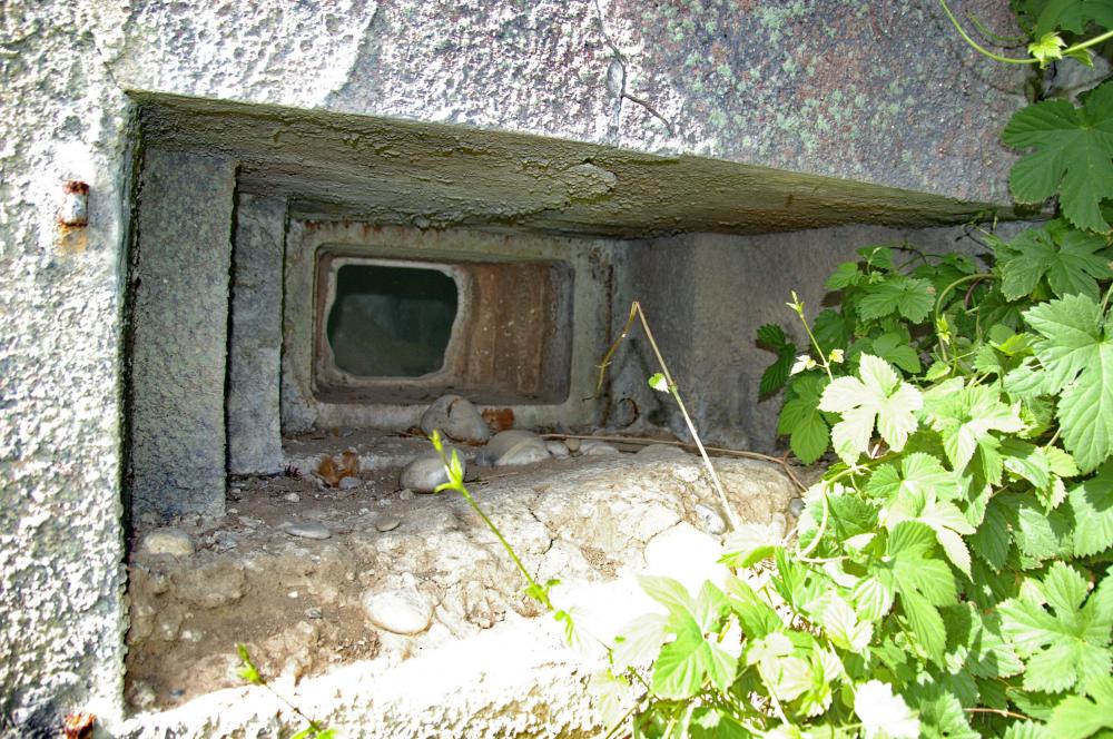 Ligne Maginot - Créneaux de tir sud - Gros plan sur un de deux créneaux de tir coté sud.