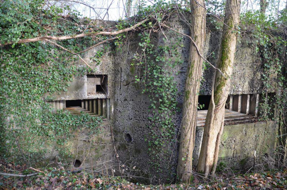 Ligne Maginot - HUTTINGUE OUEST 2 - (Blockhaus pour canon) - Créneau de tir: à gauche pour mitrailleuse, à droite pour canon. Sous le créneau mitrailleuse, la goulotte d'évacuation des douilles et à droite la goulotte à grenade.