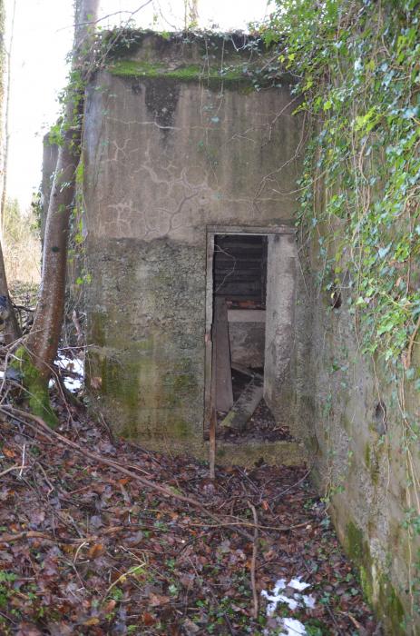 Ligne Maginot - HUTTINGUE OUEST 2 - (Blockhaus pour canon) - Entrée des hommes, avec au fond la petite terrasse pour le guet.