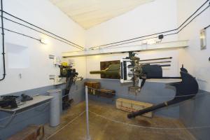 Ligne Maginot - Ouvrage d'artillerie de SCHOENENBOURG - Entrée munitions
Chambre de tir - Canon de 47 mm antichar en position effacé  et jumelage de mitrailleuses Reibel MAC 31 en place dans le créneau