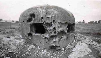 Ligne Maginot - OBERROEDERN NORD - (Casemate d'infanterie - Double) - La cloche GFM nord-ouest labourée par les tirs allemands