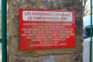 Ligne Maginot - ANGEVILLERS (CAMP) - (Camp de sureté) - Panneau d'avertissement affiché près de la sortie du camp