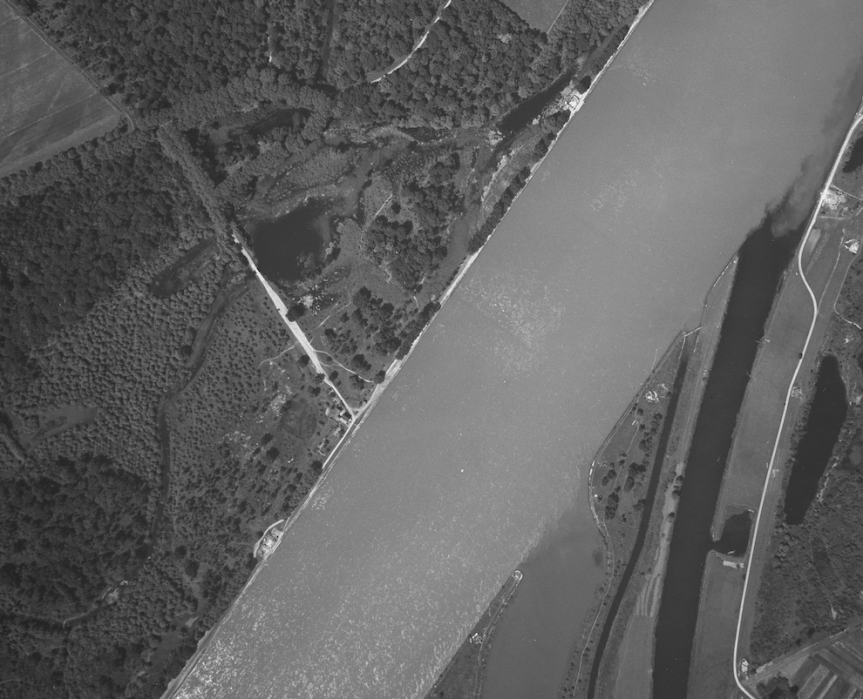 Ligne Maginot - Les casemates de KINZIG - Les deux casemates de la Kinzig Nord et Sud sont nettement visibles sur cette photo aérienne de 1951.
Elles couvrent l'embouchure de la Kinzig