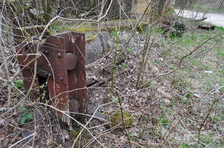 Ligne Maginot - SAULNES - (Barrage de Route) - Vue sur les restes du ou des barrage(s)
Les restes se situent sur l’ancienne route venant de La Sauvage (Lux) a Saulnes 
Il subsiste un ensemble pour une barrière sous une première arche du pont et sous la deuxième il n y a plus qu une partie coupée a ras du sol comme on peut le voir sur la photo