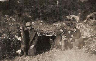 Ligne Maginot - FONTBONNE (4°Bie 157°RAP) (Position d'artillerie préparée) - Les artilleurs du 157° RAP et les munitions de 155. Chaque obus pèse 43 Kgs
Photo prise à Fonbonne en 1940