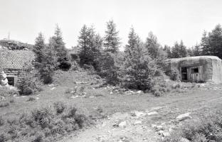 Ligne Maginot - COL DU FORT (F) - (Ouvrage d'infanterie) - Vue des blocs 1 et 2. On aperçoit la cloche du bloc 3 au-dessus du bloc 1