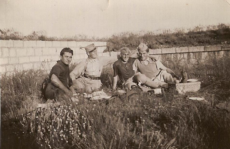 Ligne Maginot - Batterie de campagne du MONT AGEL (157e RAP) - Artilleurs de l'une des batteries du 157° RAP, vraisemblablement la 1ére. Photo prise au Mont Agel