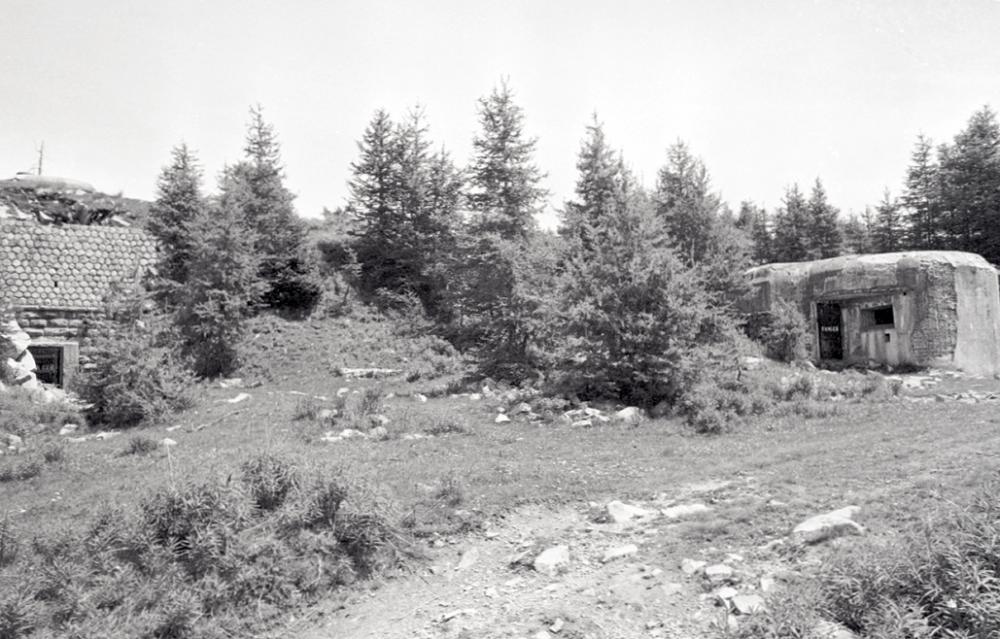 Ligne Maginot - COL DU FORT (F) - (Ouvrage d'infanterie) - Vue des blocs 1 et 2. On aperçoit la cloche du bloc 3 au-dessus du bloc 1