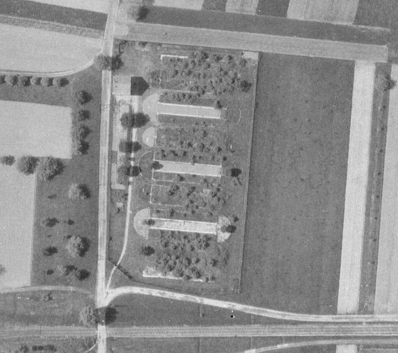 Ligne Maginot - BLOTZHEIM - (Dépôt du Génie) - Photo aérienne de 1947.
Seuls subsistent les soubassements des bâtiments légers et le bâtiment principal
