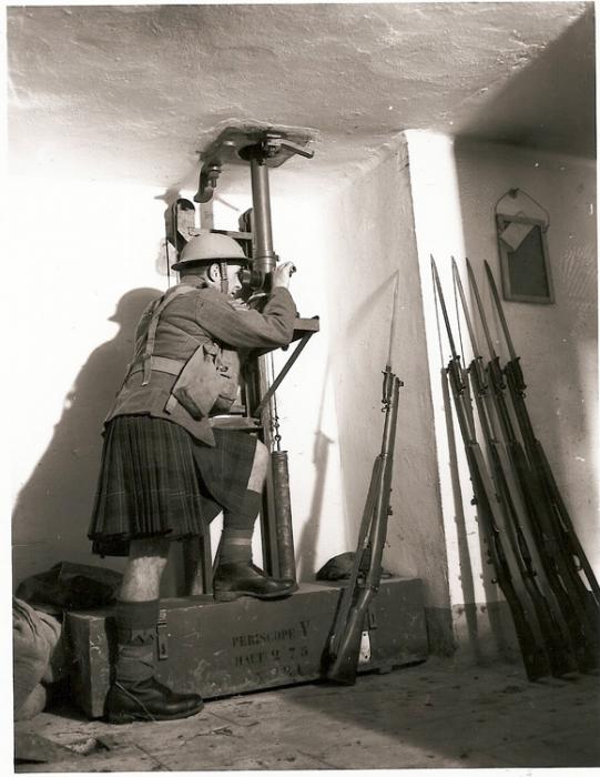 Ligne Maginot - Fort de Sainghin - Un soldat des Cameron Highlander (51st Highland Division) utilise un périscope type V dans le fort de Sainghin. 
Noter le systéme de table à contrepoids.