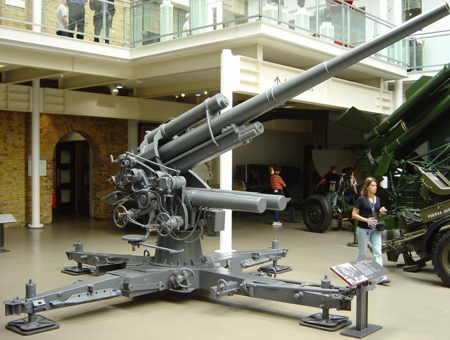 Ligne Maginot - Canon FLAK 88 - Canon allemand anti aérien utilisé aussi en antichar de 88 sur support 36
Impérial War Museum - Londres