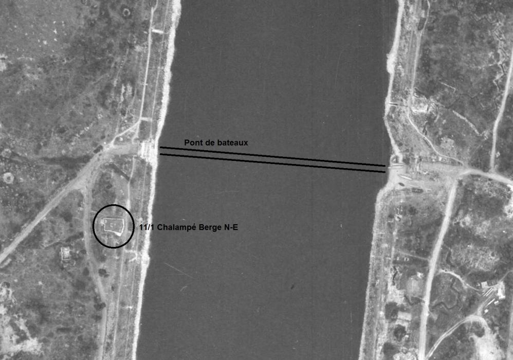 Ligne Maginot - 11/1 - CHALAMPE BERGE NORD - (Casemate d'infanterie - Double) - La casemate est bien visible, à côté de l'endroit où se situait le pont de bateaux provisoire - et ses accès - que l'on aperçoit sur les photos de 1947.