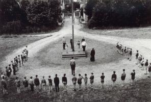 Ligne Maginot - LANGENSOULTZBACH - (Camp de sureté) - Les colonies de vacances 
La levée des couleurs
Photo prise entre 1955 et 1961