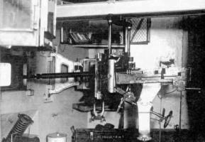 Ligne Maginot - Mitrailleuse Hotchkiss 13,2 mm mle 1930 - La mitrailleuse montée sur bi-rail dans une casemate indéterminée