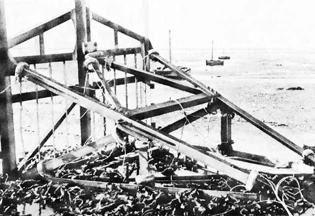 Ligne Maginot - Element Cointet - Un élement Cointet version belge réutilisé par  les allemands sur les plages.
Noter la présence de  charges  explosives sur les profils laissant supposer une destruction imminente de l'obstacle.