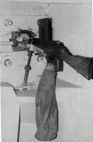 Ligne Maginot - Fusil Mitrailleur 24/29 sur rotule RB - FM 24/29 monté dans un créneau pour FM.
Le FM est maintenu par une rotule de créneau RB avec le sac de récupération des douilles