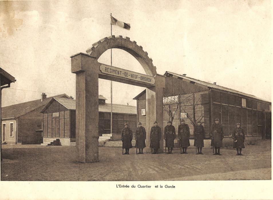 Ligne Maginot - FESSENHEIM - (Camp de sureté) - Livret de photos du casernement de sureté de Fesseheim et du détachement du 42° RIF qui l'occupait en février 39
L'entrée du quartier et la Garde