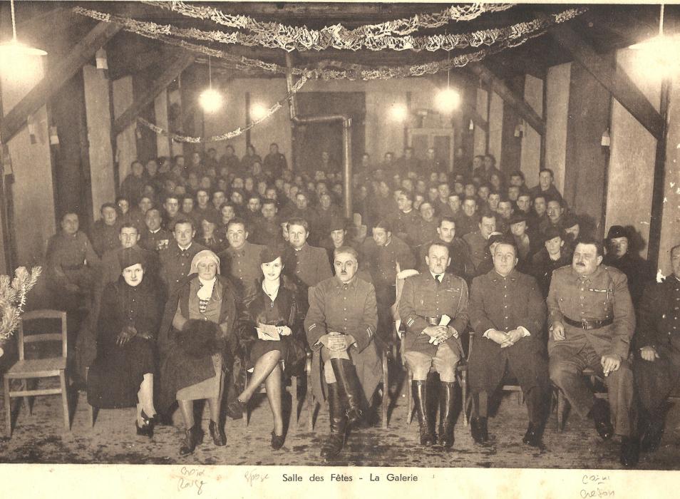 Ligne Maginot - FESSENHEIM - (Camp de sureté) - Livret de photos du casernement de sureté de Fesseheim et du détachement du 42° RIF qui l'occupait en février 39
La salle des fêtes, la galerie