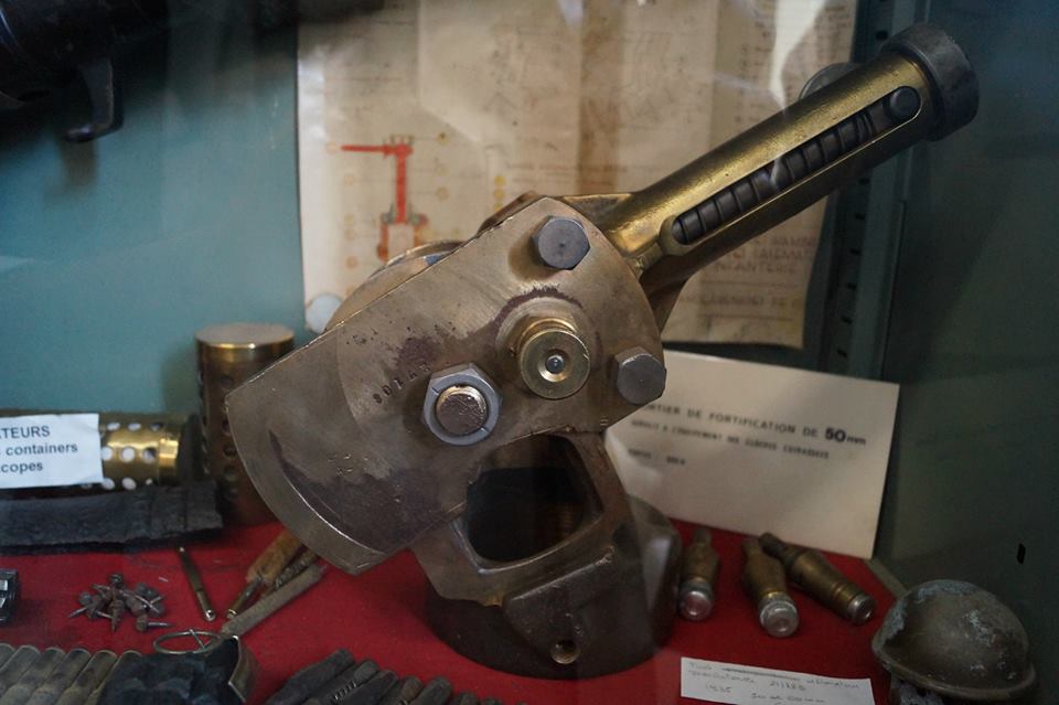 Ligne Maginot - Lance grenade de fossé - Le lance grenade en position chargement laissant apparaitre de coté la fenêtre permettant le retrait de la goupille
Musée Jost - BA 901 - Drachenbronn