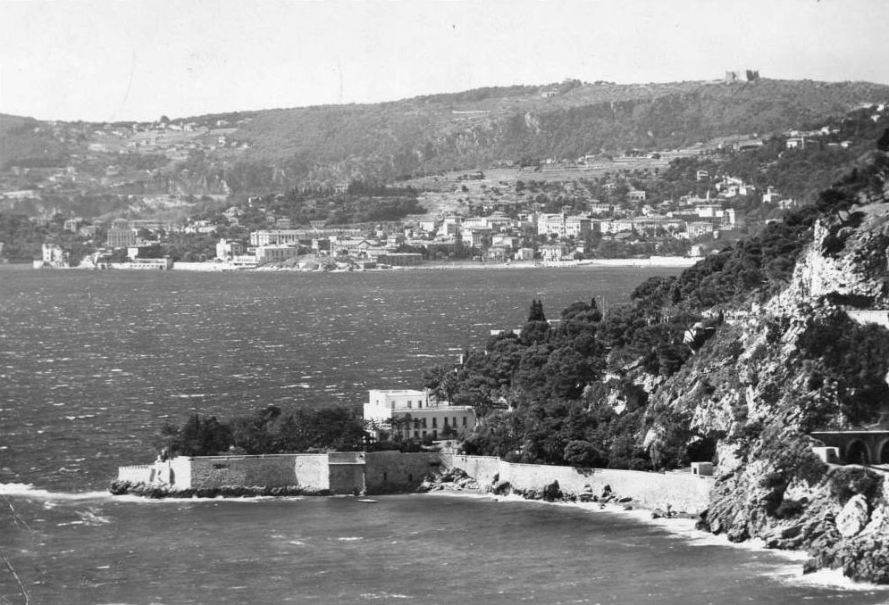 Ligne Maginot - E2 - EZE VOIE FERREE (Blockhaus pour arme infanterie) - Carte postale.
La casemate est visible sur la droite de la photo