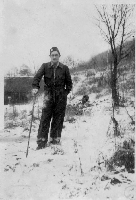 Ligne Maginot - KREKELBUSCH - X15 - (Abri) - Un membre de l'équipage devant l'abri en janvier 1940