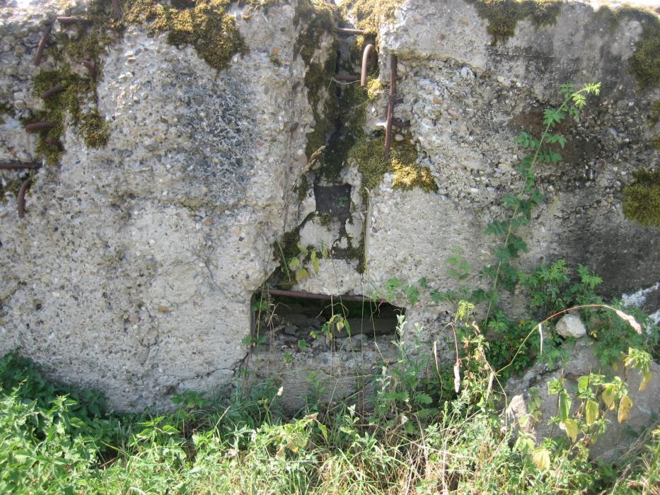 Ligne Maginot - WIESWEILLER WALD - (Blockhaus de type indéterminé) - Le pan de mur retombé droit