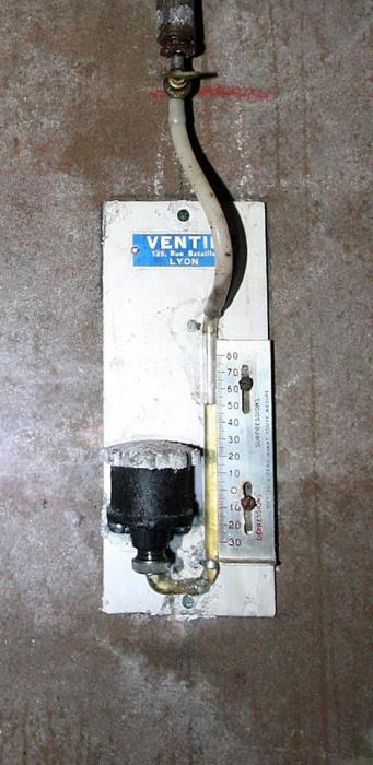 Ligne Maginot - Dépressiomètre VENTIL - Appareil à colonne d'eau permettant la mesure de la surpression dans les blocs.
