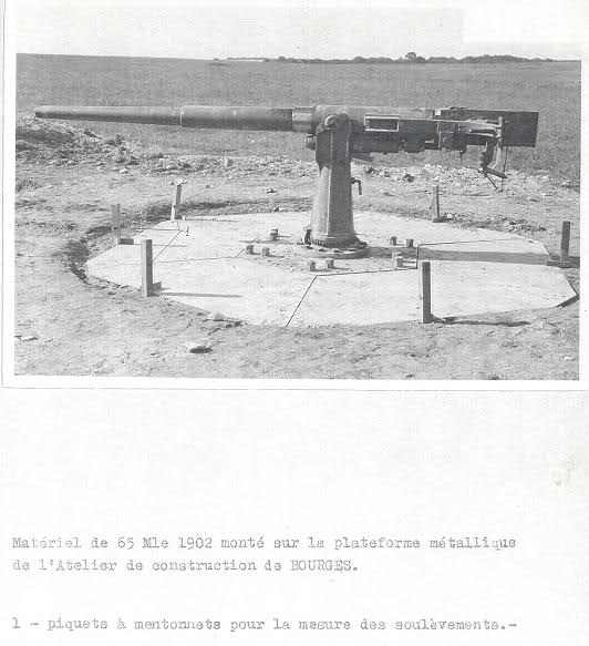 Ligne Maginot - Canon de 65 mm modèle1902 - Canon Hotchkiss de 65mm modèle 1902 monté sur la plateforme métallique développée pour sa mise en place dans les cuves bétonnées de la fortification de campagne lors de ses essais à Bourges.