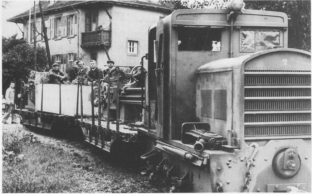 Ligne Maginot - HOCHWALD ( Ouvrage d'artillerie ) - Cette photo prise du coté  de Pechelbronn est celle d'un convoi sur voie de 60 tiré par un locotracteur Billard T75. 
Les plateformes Péchot sont chargées de machines outils destinées à l'usine que les allemands ont aménagé dans l'ouvrage du Hochwald.