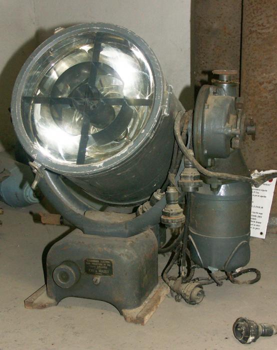 Ligne Maginot - Projecteur télécommandé EVE et NOIZET - Projecteur de casemate EVE et NOIZET composé d'un projecteur de 350 et de sa télécommande électrique.
L'ensemble était logé dans un cuirassement blindé et permettait l'éclairage du champ de tir couvert par les armes d'infanterie de la casemate.