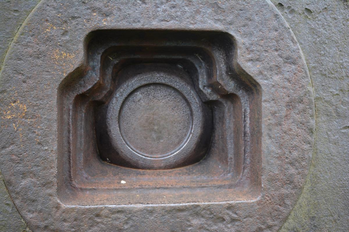Ligne Maginot - Ouvrage de la FERTE - Bloc 2
Cloche pour arme mixte
Le tampon obturateur est en place dans le créneau inutilisé