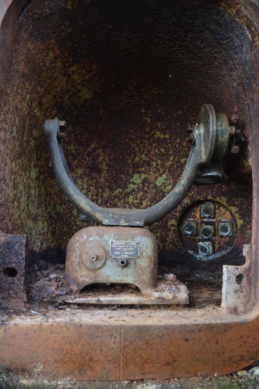 Ligne Maginot - Projecteur télécommandé EVE et NOIZET - Le support en place dans le caisson blindé extérieur