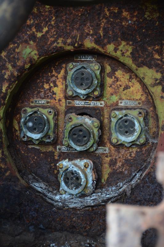 Ligne Maginot - Projecteur télécommandé EVE et NOIZET - Les connecteurs pour le projecteur dans le caisson blindé 