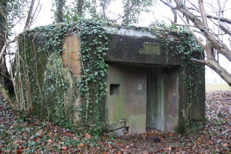 Ligne Maginot - Blockhaus du Port de Fort-Louis - Vue de la façade arrière avec l'entrée
On peut remarquer qu'une plaque de construction a été apposée sur la façade mais elle a aujourd'hui disparu.