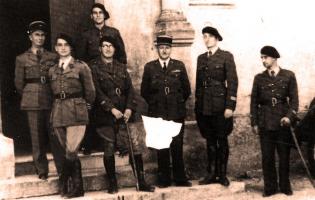 Ligne Maginot - Ouvrage d'artillerie de SAINTE AGNES - Officiers servant l'artillerie de l'ouvrage (157°, RAP)
De gauche à droite LT DUFFAUX LT BERTHOUX Cpt TESTAS Lt GALAND