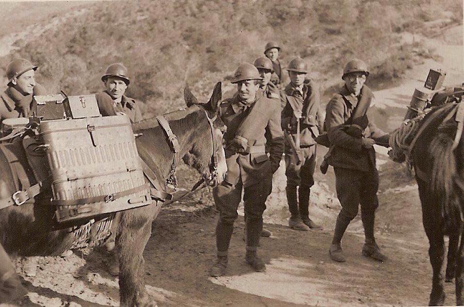 Ligne Maginot - 157° Régiment d'Artillerie de Position - Photo prise à Borghéas. Transport de munitions de 75 par mulets