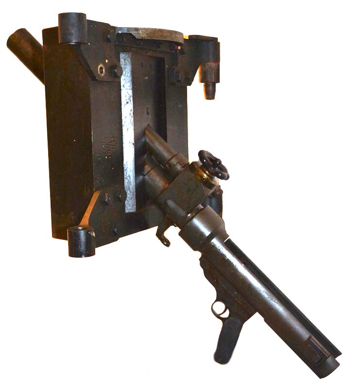 Ligne Maginot - Mortier de 50 mm mle 35 - Mortier avec le masque prévu pour montage en créneau sous casemate
Angle de 45°