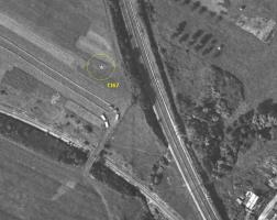 Ligne Maginot - CT67 - (Cuve pour arme d'infanterie) - Le bloc tourelle est parfaitement visible dans le pré, entre les voies ferrées