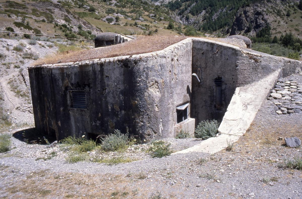 Ligne Maginot - SAINT OURS BAS (SOB) - (Ouvrage d'infanterie) - Etat dans les années 80: noter le fossé comblé de terre.